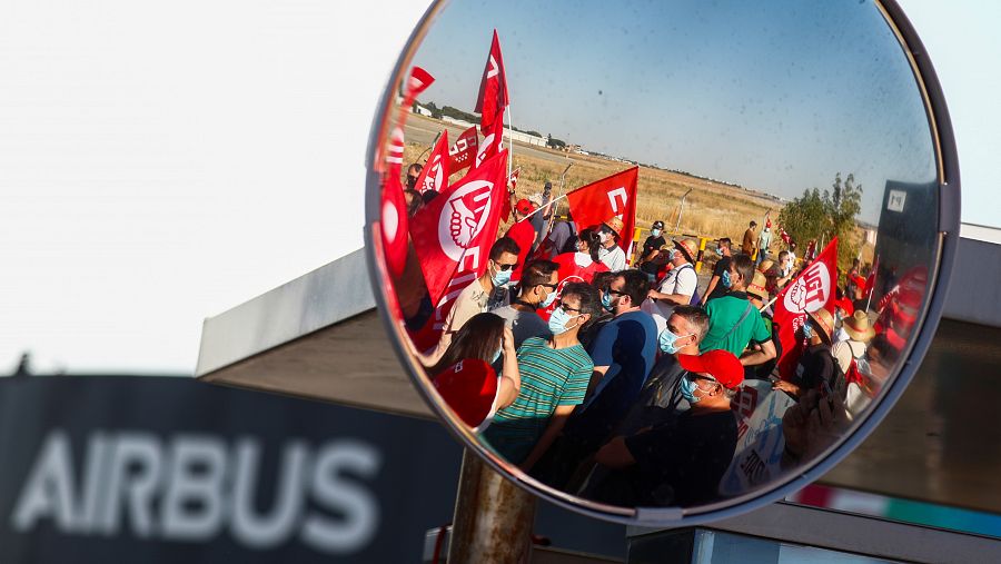 Los empleados de Airbus se reúnen antes de una protesta contra los recortes de empleo esperados de unos 900 trabajadores fuera de la fábrica de Airbus en Getafe