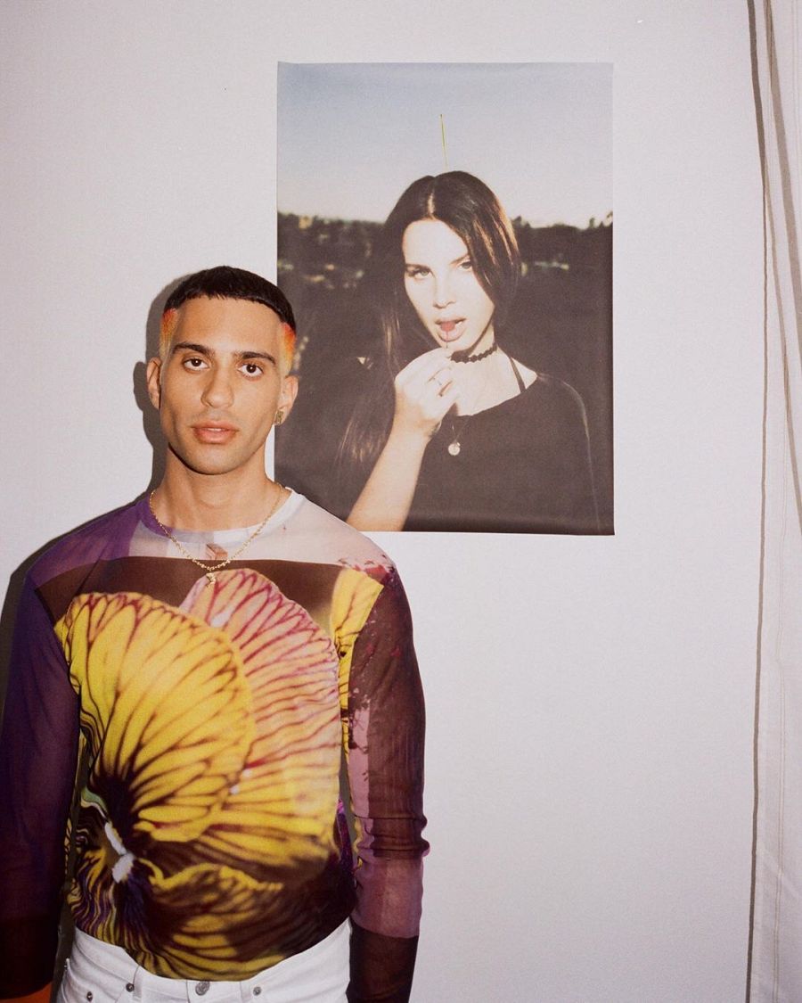 Mahmood frente a un poster de Lana del Rey en el videoclip de 