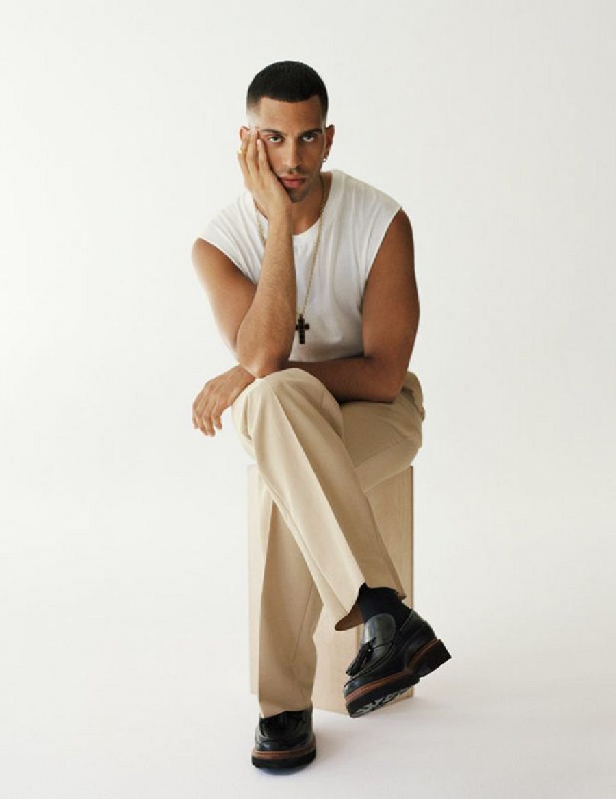 Posado de Mahmood para la edición británica de la revista GQ