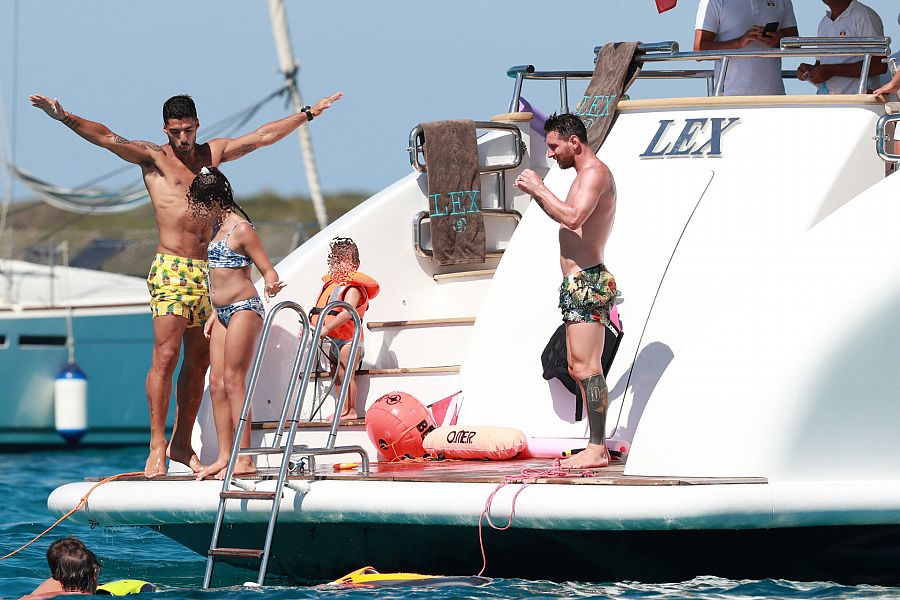 Luis Suárez y Leo Messi con sus hijos disfrutan de unas vacaciones familiares en Ibiza