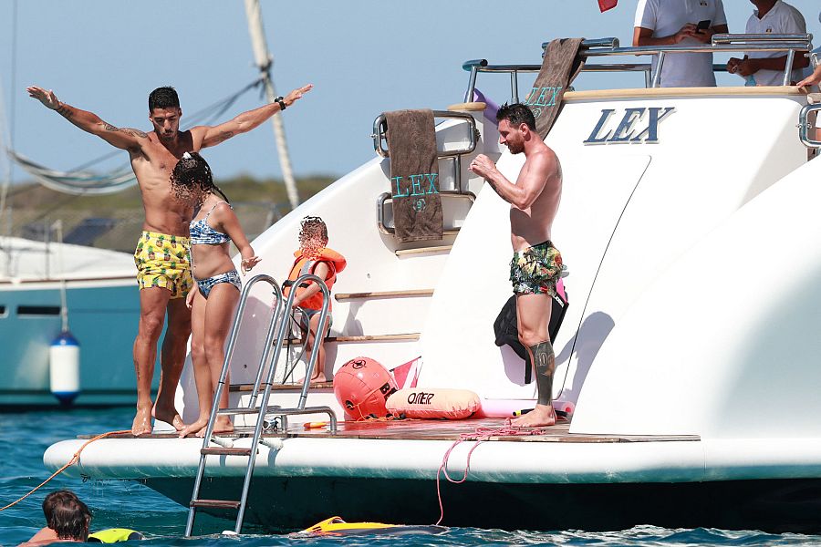 Luis Suárez y Leo Messi con sus hijos disfrutan de unas vacaciones familiares en Ibiza