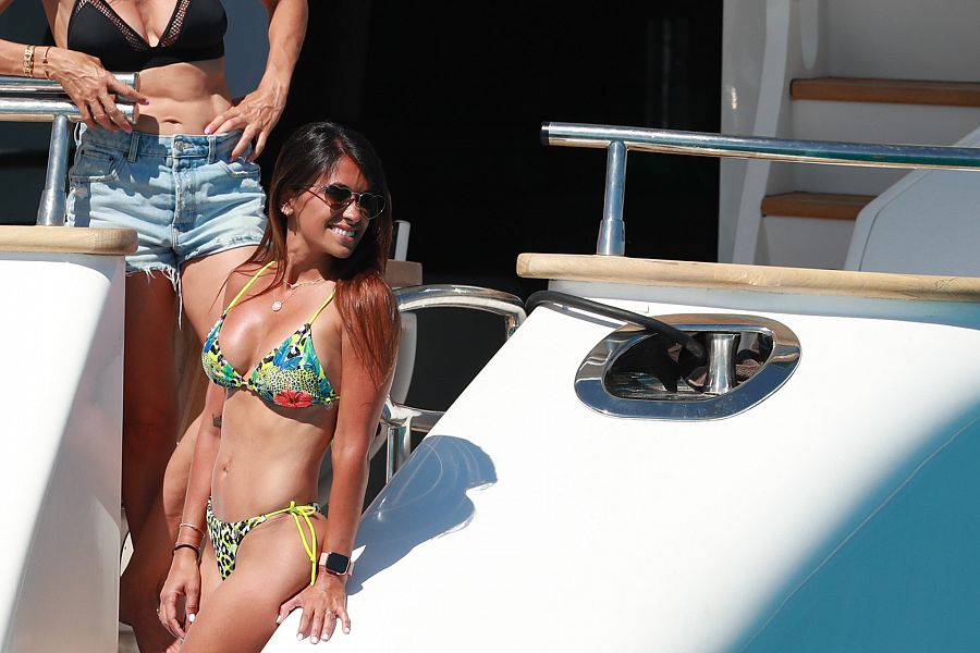 Antonella Roccuzzo, esposa de Messi, disfruta del sol en un yate en Ibiza
