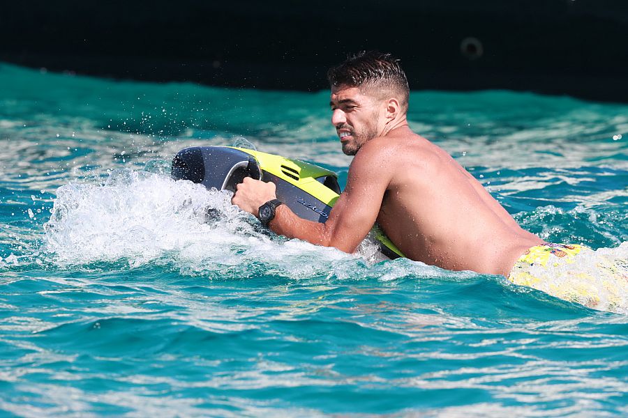 Luis Suárez disfruta en el agua de Ibiza