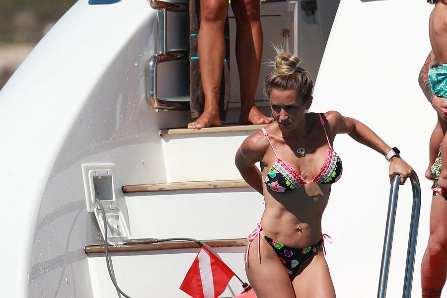 Sofial Balbi en un yate en Ibiza donde pasa unos días de vacaciones junto a su marido, Luis Suárez, sus hijos y la familia de Leo Messi y Antonella Roccuzzo