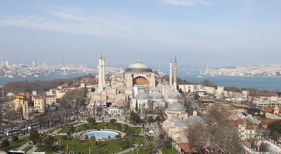 Santa Sofía, vista general con el mar de Marmara y la plaza del sultán Ahmet.