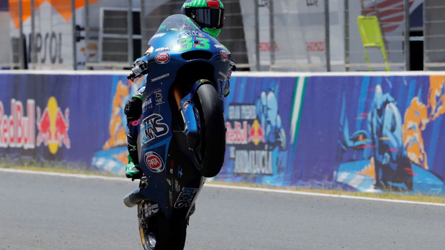 Imagen: Bastianini realiza un caballito de entrada a meta