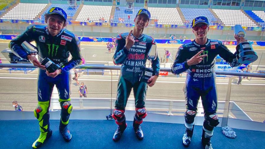 Imagen | Los tres componentes del podio de MotoGP: Quartararo (c), Viñales (d) y Rossi (i)