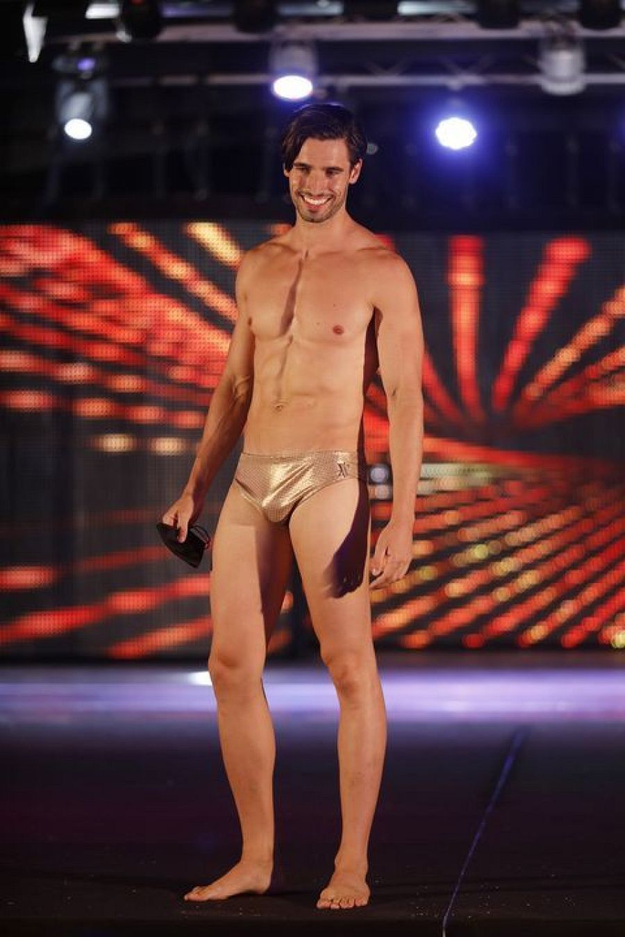 Manuel Romo desfilando en bañador en el certamen de Mister Internacional 2020