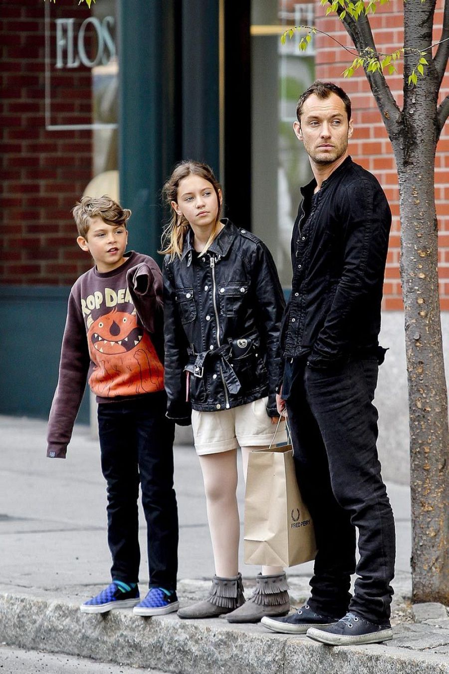 El actor Jude Law con dos de sus hijos