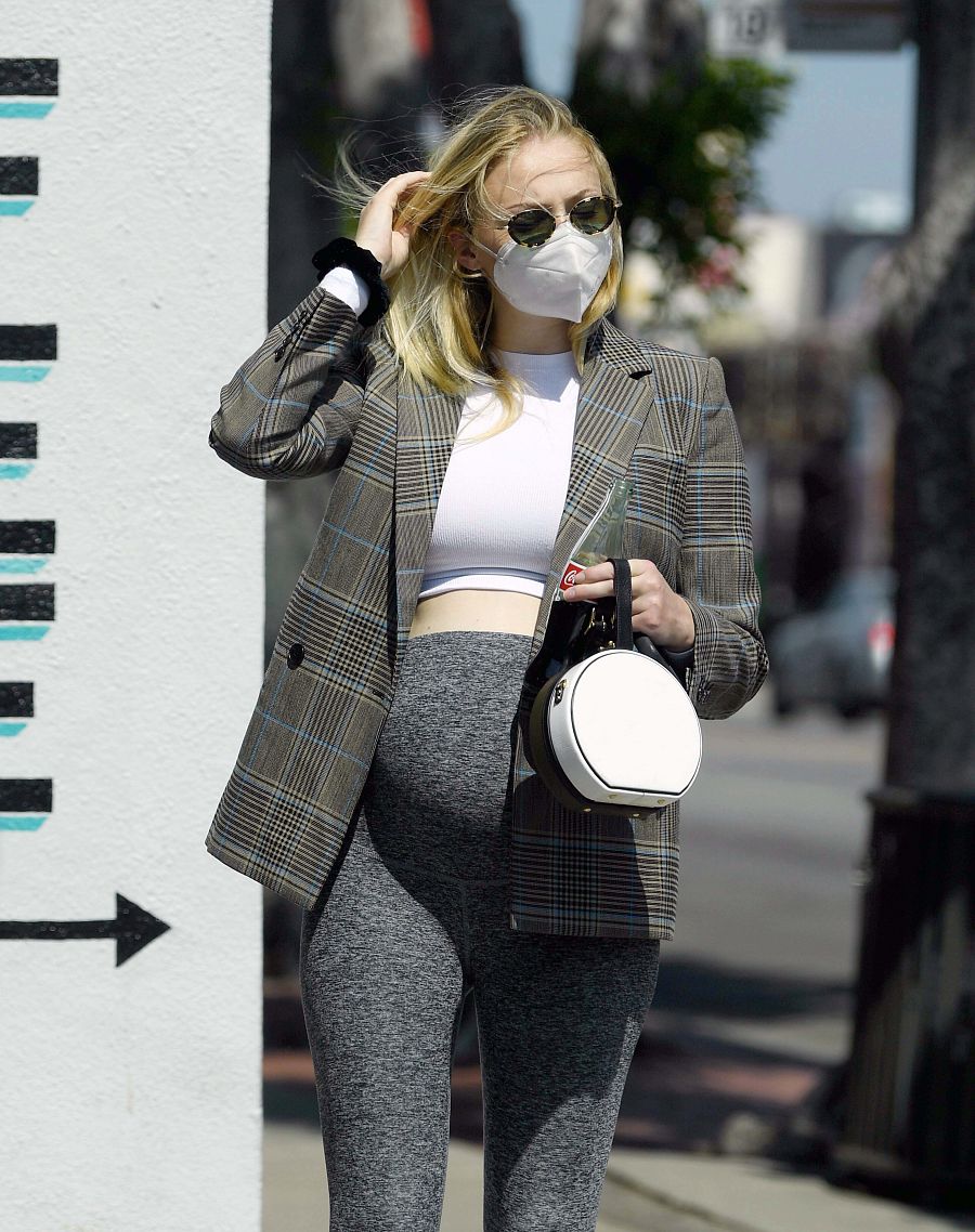 Sophie Turner en una salida en Los Ángeles, con una coca-cola y en compañía de su marido, Joe Jonas