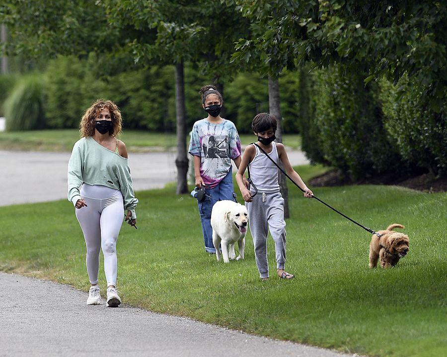 Jennifer López con sus hijos y sus perros haciendo ejercicio en Nueva York