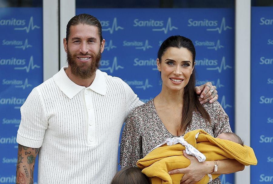 Sergio Ramos y Pilar Rubio presentan a su pequeño Máximo Adriano ante los medios