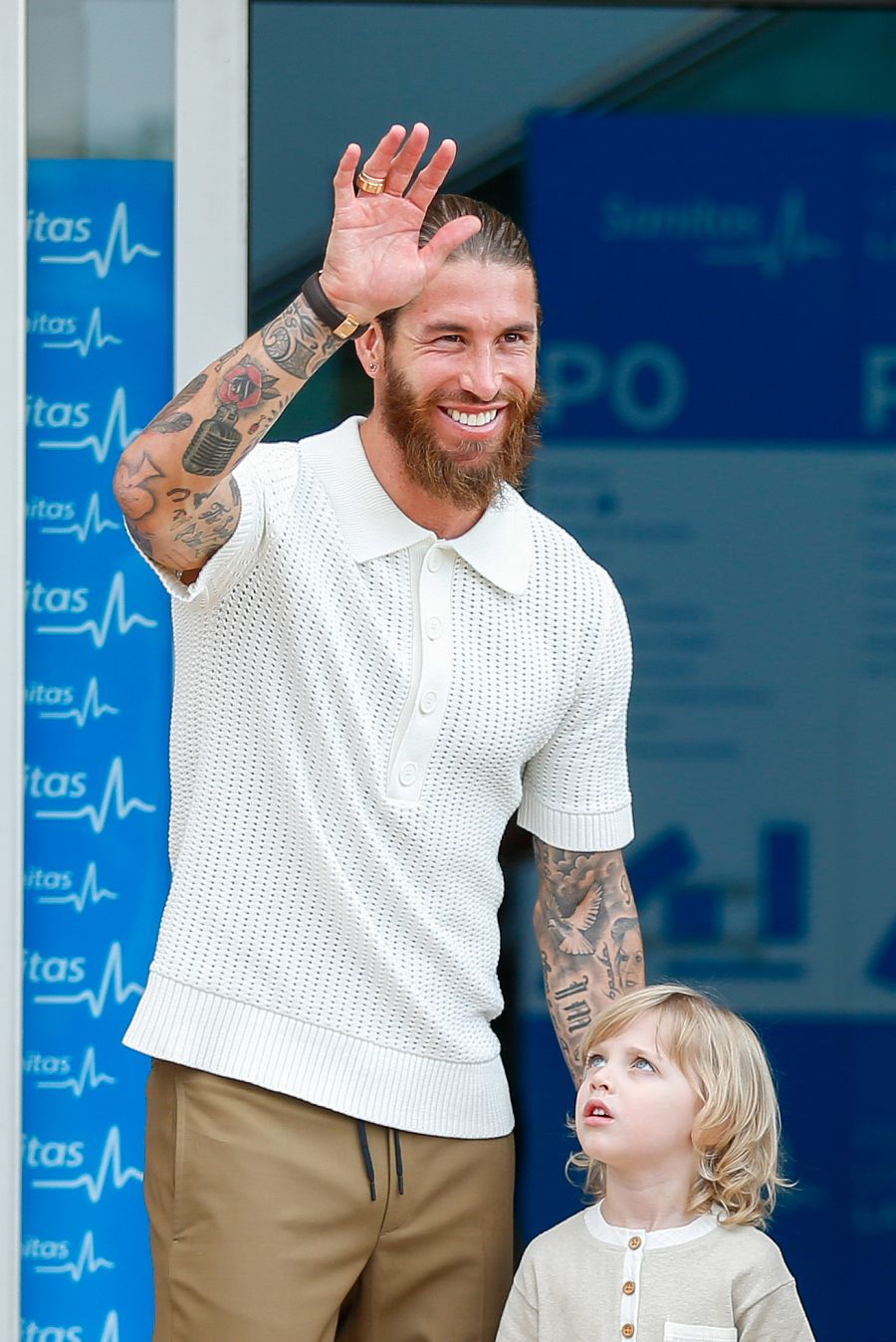 Sergio Ramos, pendiente de su hijo Marco, saluda a los medios