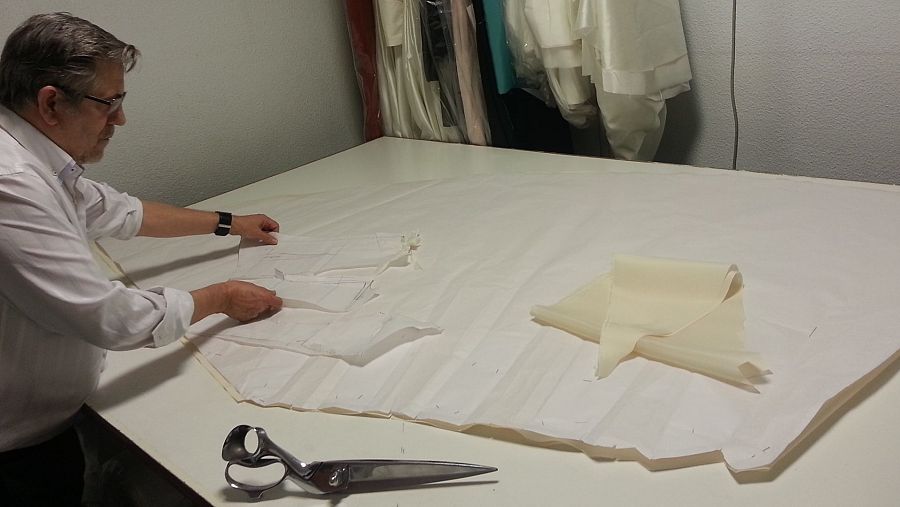 Lleva 45 años en el mundo de la moda y el gran modista sevillano, al que muchos llaman maestro, sigue reinventandose