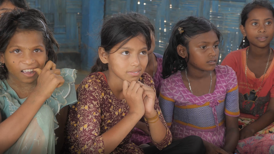 Niñas atendidas por Unicef en un campamento de refugiados rohingya en Balgladesh.