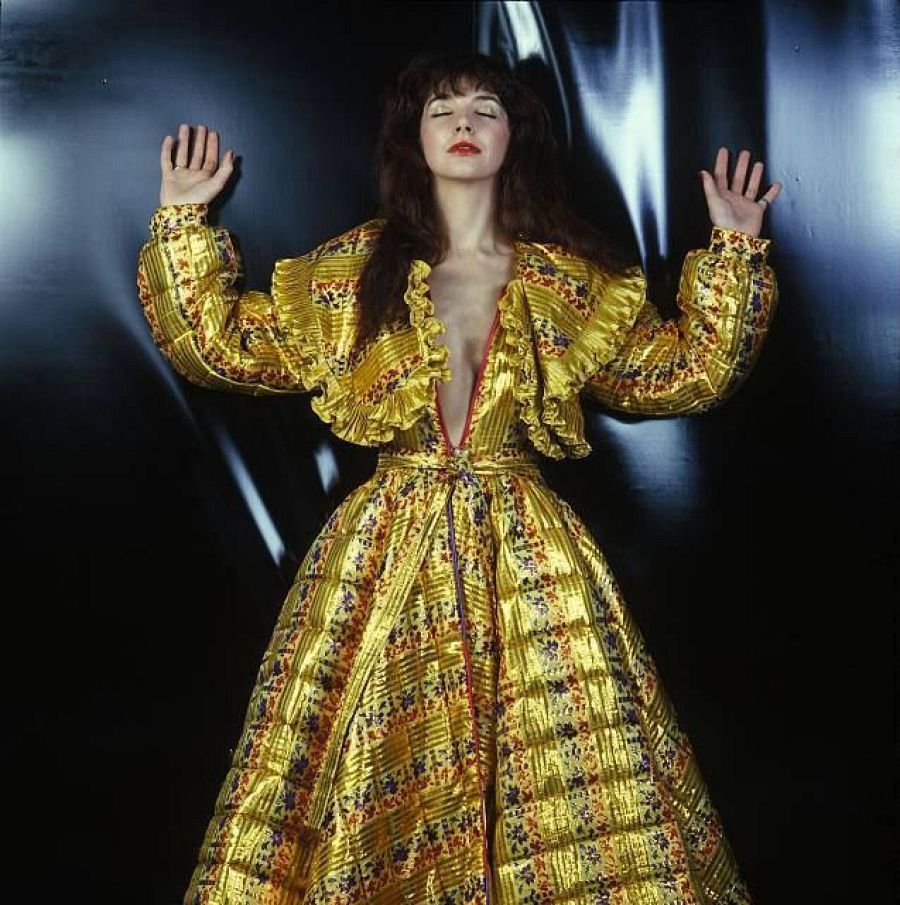 Kate Bush fotografiada por Vanheije, con una creación del diseñador Fong Leng (1978)