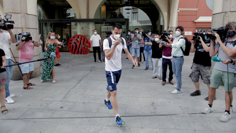 Imagen: Uno de los jugadores del Fuenlabrada que permanecía confinado en A Coruña abandona el hotel