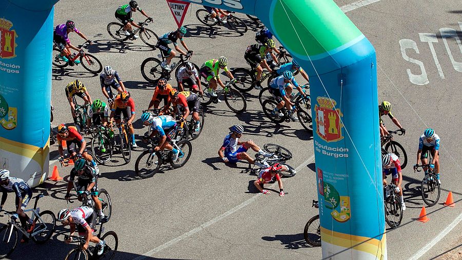 Varios ciclistas del pelotón sufren una caída en el último kilómetro de la cuarta etapa de la Vuelta a Burgos