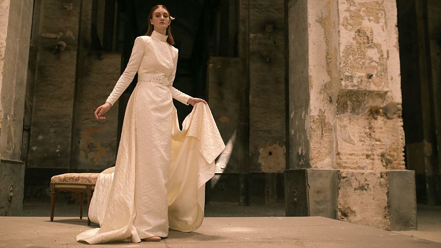 Los colores de las novias siguen siendo los clásicos: el blanco puro, blanco roto y beige con algún toque de color en aplicaciones y complementos