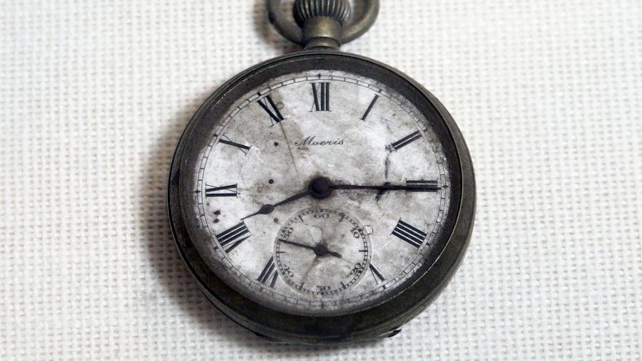 Un reloj de bolsillo parado a las 8:15, hora en la que estalló la bomba atómica en Hiroshima.