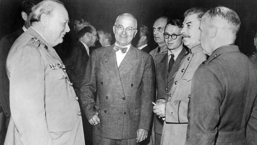 Churchill, Truman y Stalin conversan antes de la conferencia de Postdam.