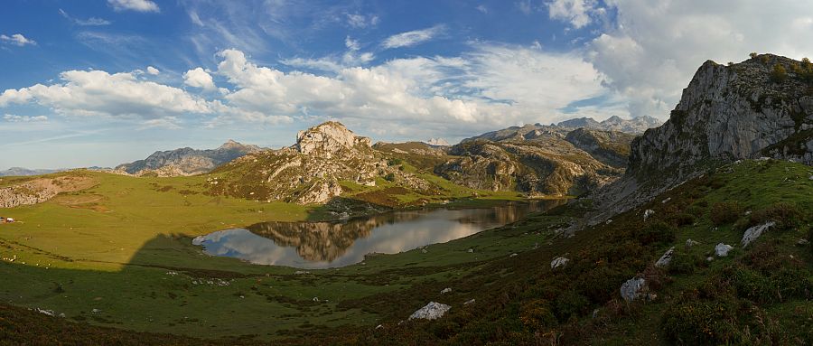 Aquí la Tierra - Lago de la Ercina en Covadonga, Picos de Europa