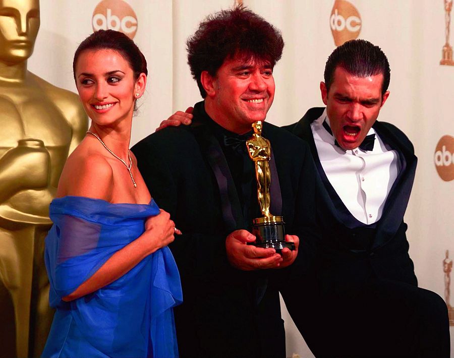 Penélope Cruz junto a Antonio Banderas y Pedro Almódovar cuando ganó el Oscar a Mejor Película de habla extranjera por 