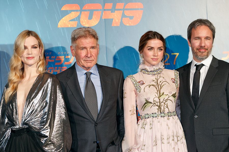 Ana de Armas junto a Harrison Ford, Denis Willeneuve y Sylvia Hoeks en la presentación de Blad Runner 2049