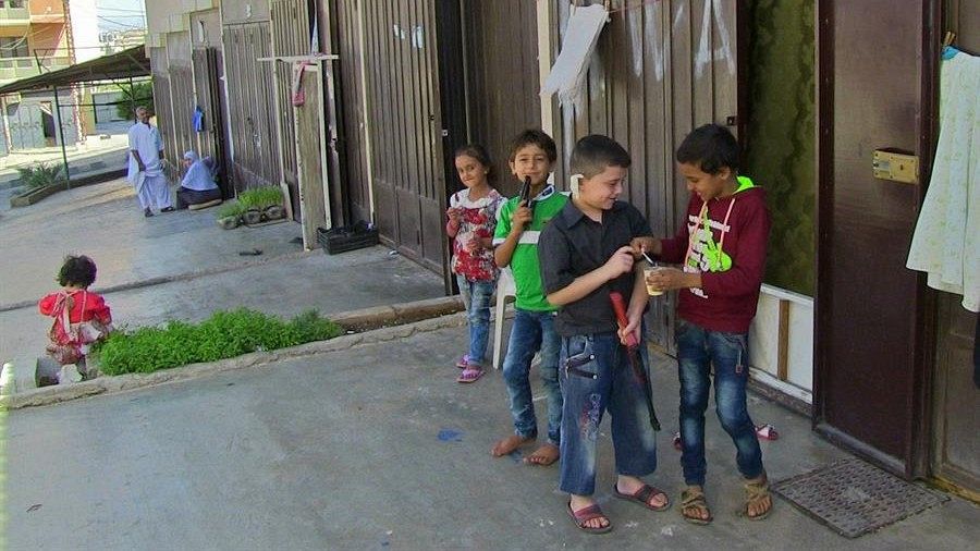 Niños sirios juegan en el suburbio de Badaui, en la ciudad libanesa de Trípoli