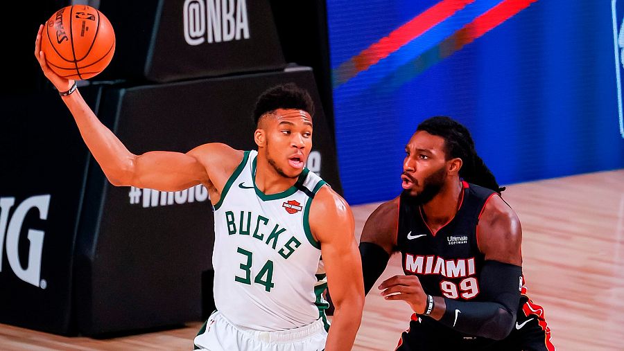 Giannis Antetokounmpo (i) defiende un balón ante Jae Crowder (d)