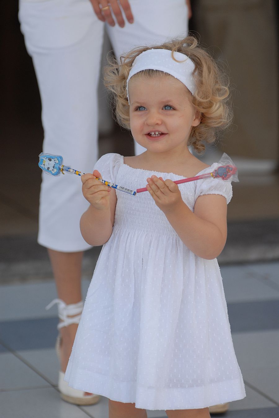 Una divertida Leonor juega con dos lápices en Mallorca en el verano de 2007