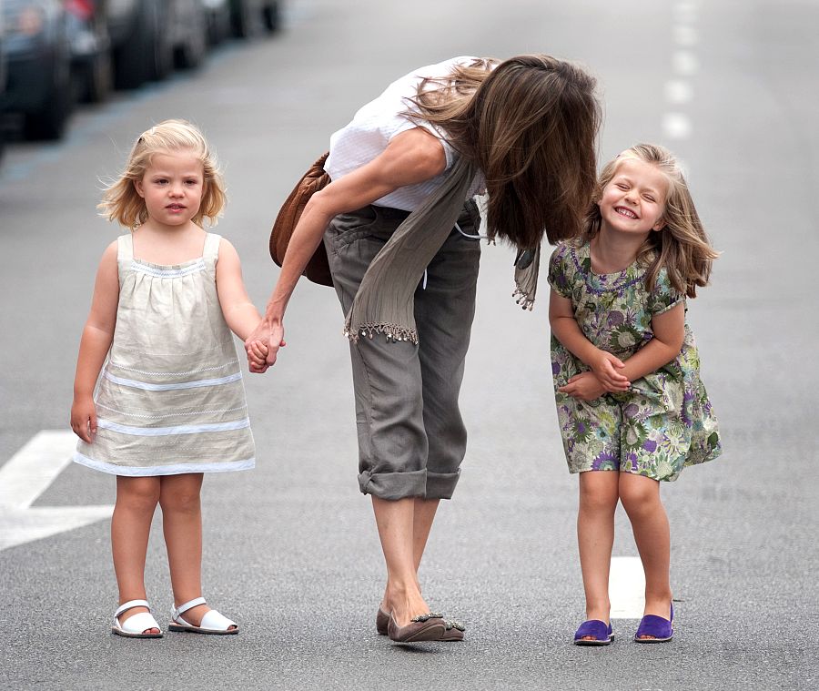 Sofía y Leonor pasean con su madre, Letizia, por Mallorca en el verano de 2010