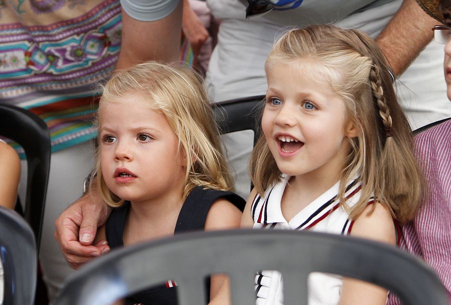 Leonor y Sofía disfrutan de un concierto en Palma de Mallorca en el 2010