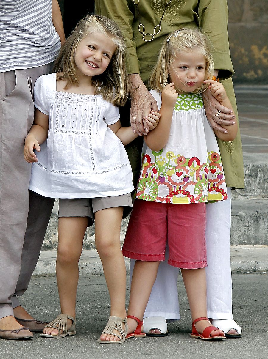 Leonor y Sofía posan divertidad para los medios en el verano de 2010