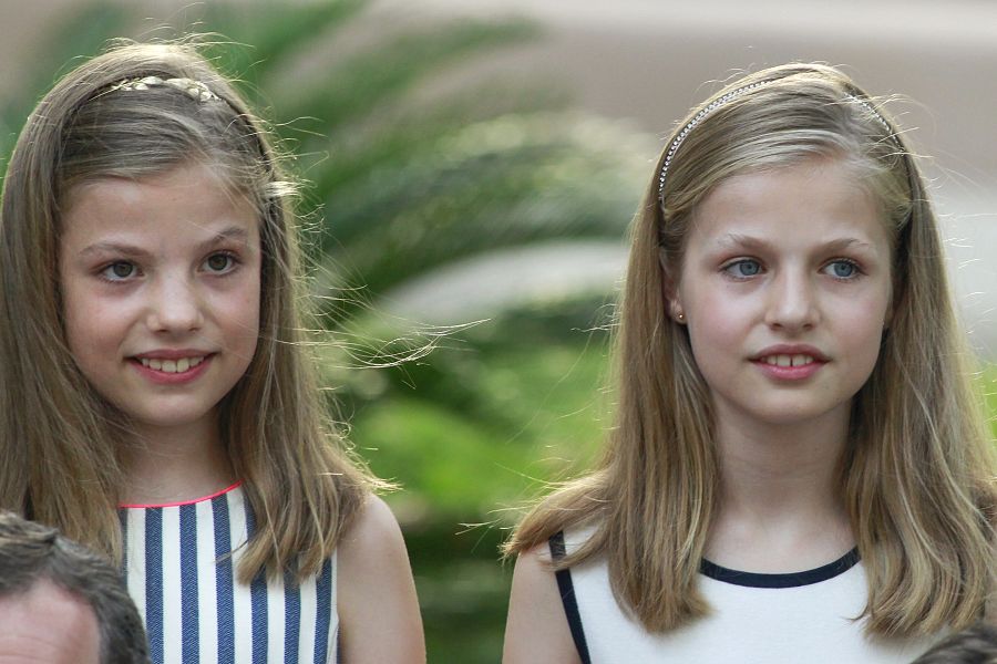 Sofía y Leonor en el posado de Marivent en el verano de 2016