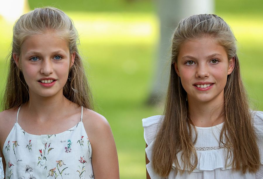 Leonor y Sofía durante el posado en el Palacio de Marivent en 2019
