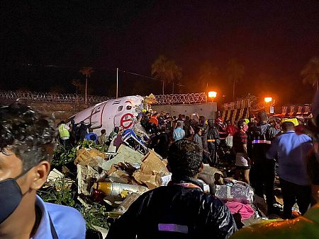 Restos del avión accidentado en el aeropuerto de Calcuta