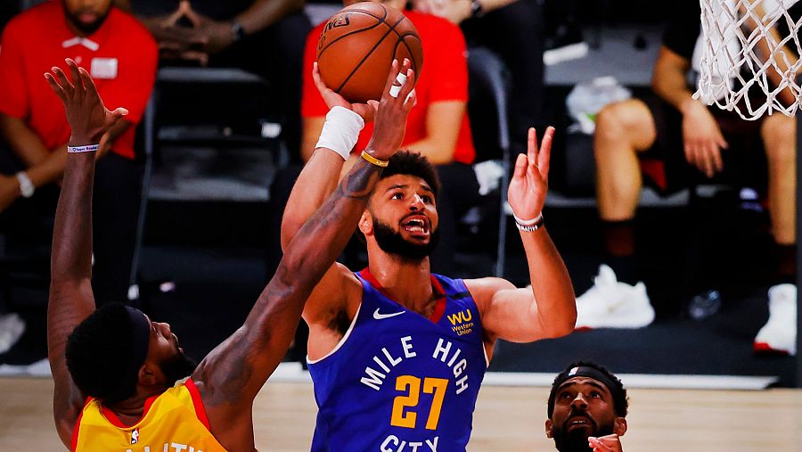 El base de los Denver Nuggets, Jamal Murray, lanza un tiro a canasta en el partido contra Utah Jazz