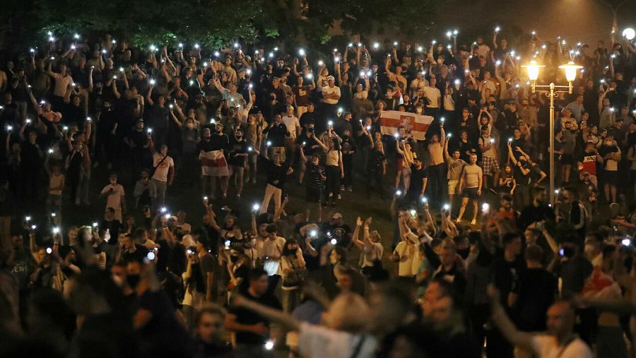 Los partidarios de la oposición protestan después del cierre de los colegios electorales en las elecciones presidenciales en Minsk, Bielorrusia.