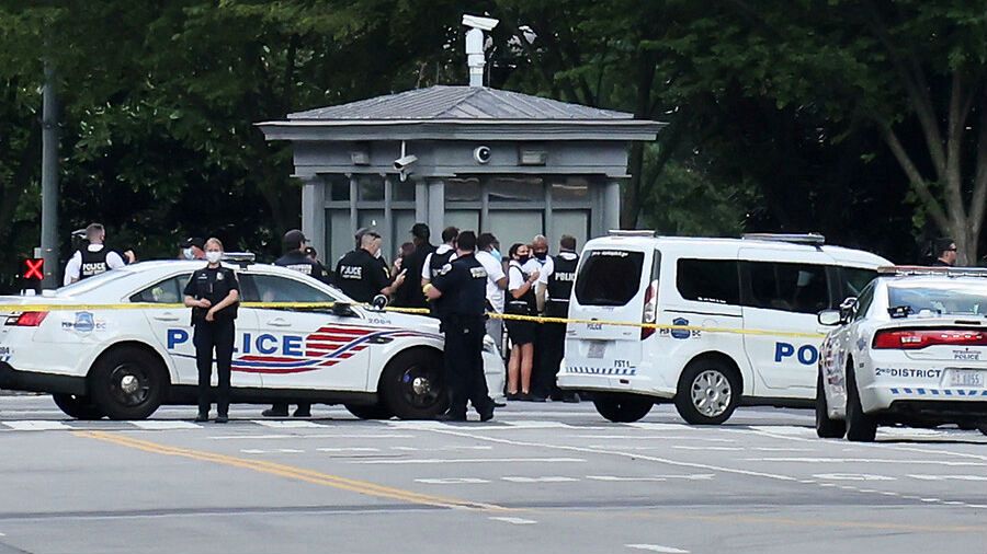 Agentes de policía hacen guardia después del tiroteo frente a la Casa Blanca.