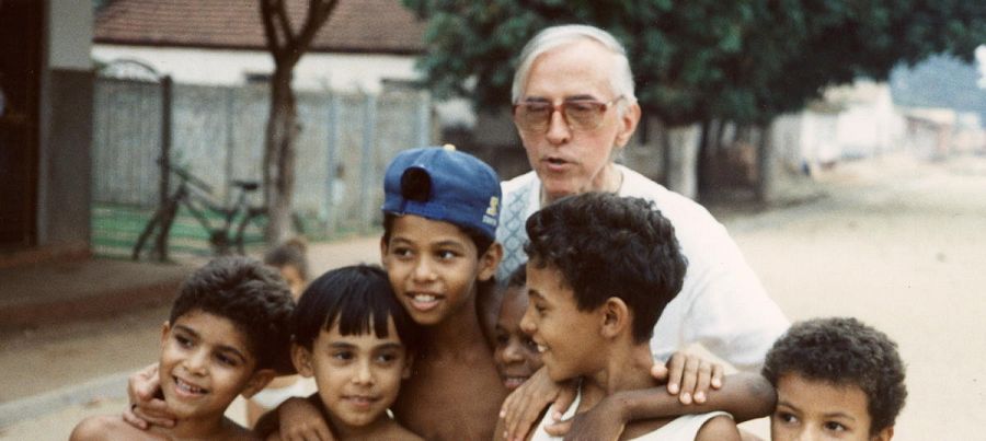 Pere Casaldàliga acompanyat de nens brasilers, a un poble del Mato Grosso