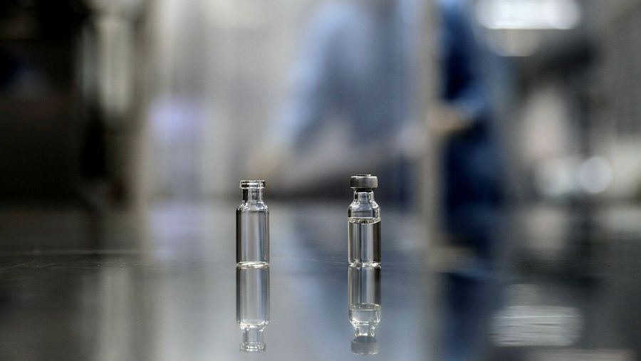 Vista de dos ampollas iguales con muestras de la vacuna contra el COVID-19.