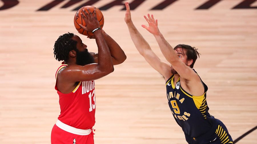 El escolta de los Houston Rockets, James Harden intenta un lanzamiento delante de T.J. McConnell