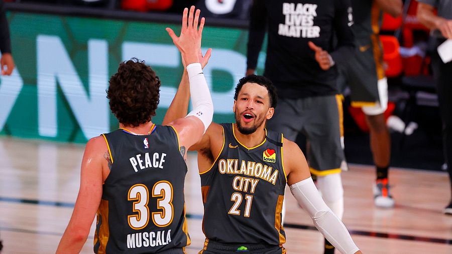 Los jugadores de OKC, Andre Roberson y Mike Muscala celebran la victoria ante Miami Heat