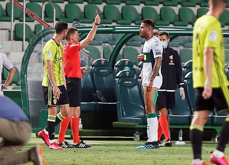 El árbitro Ávalos Barrera saca la roja a Jonathas