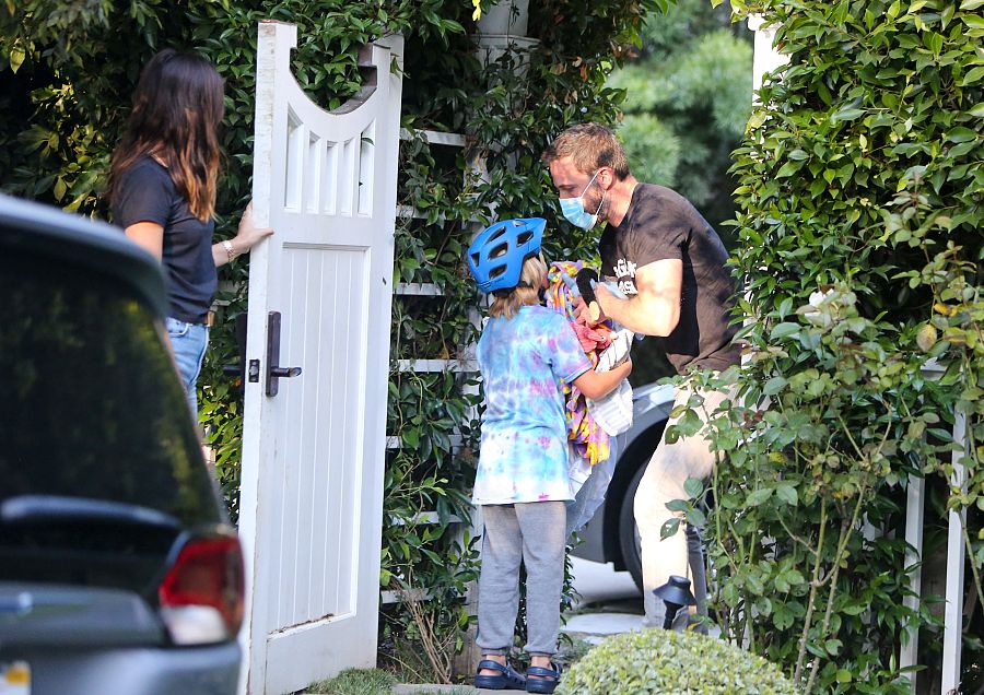 Ben Affleck con su hijo Samuel y Ana de Armas