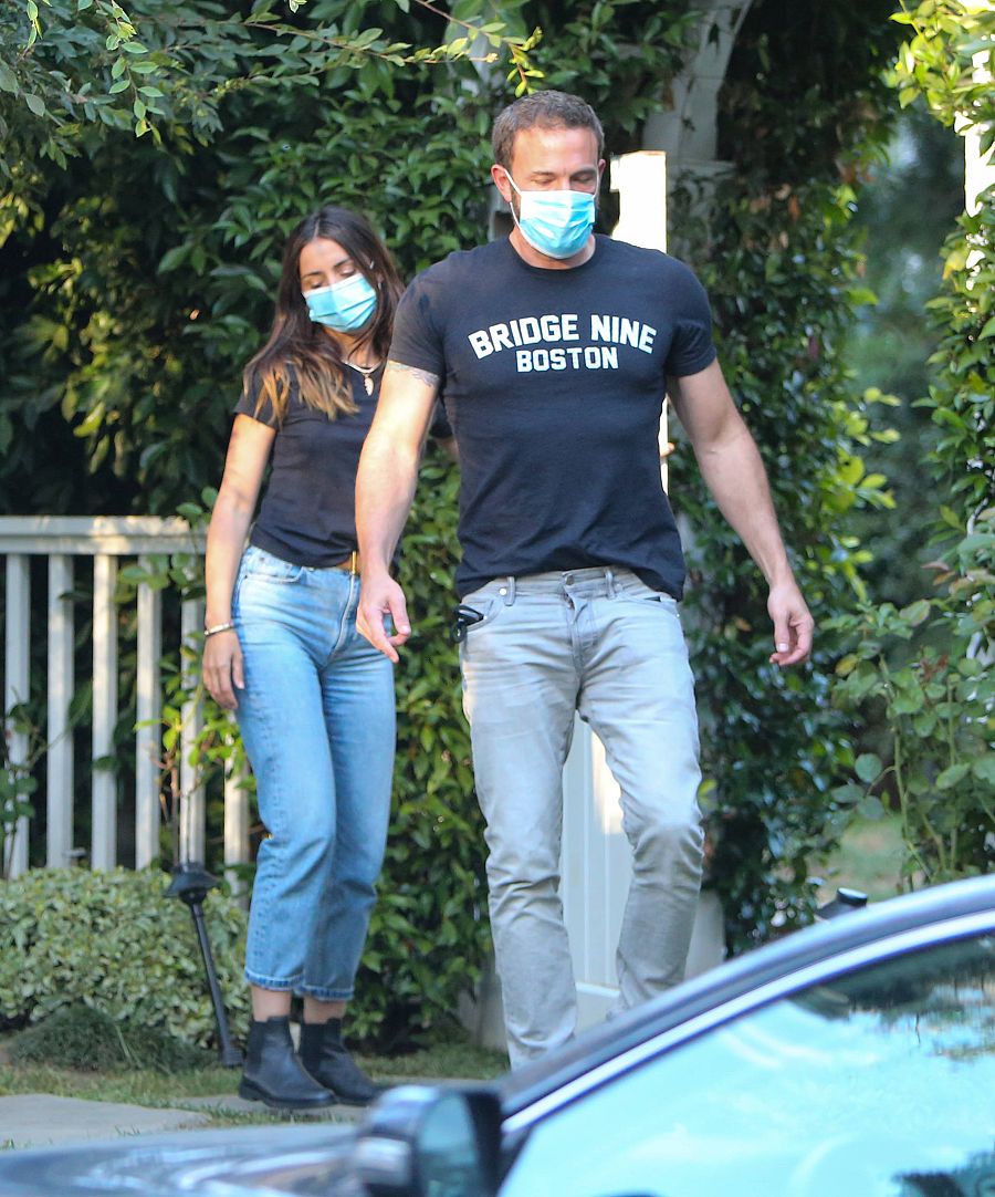 Ana de Armas y Ben Affleck salen de su casa en Los Ángeles