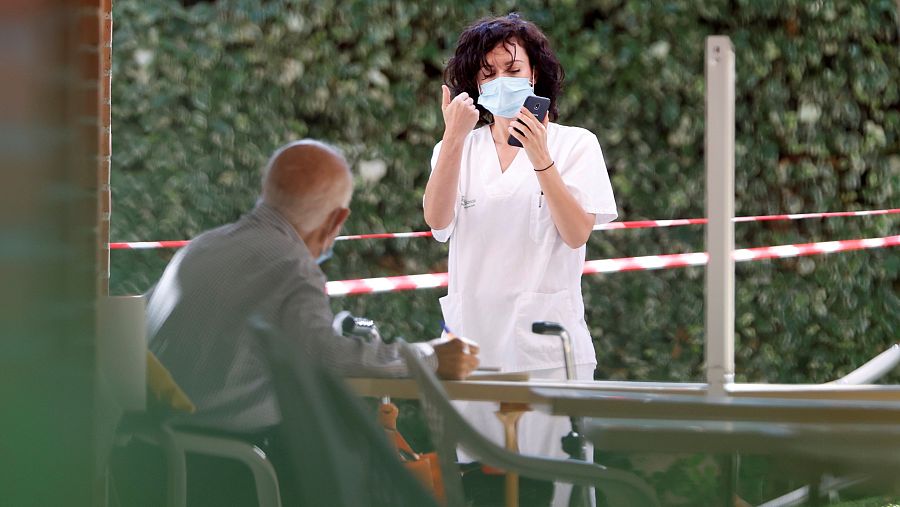 Junto con las UCIs, el rostro más terrible de la pandemia se ha reflejado en las residencias de la tercera edad.