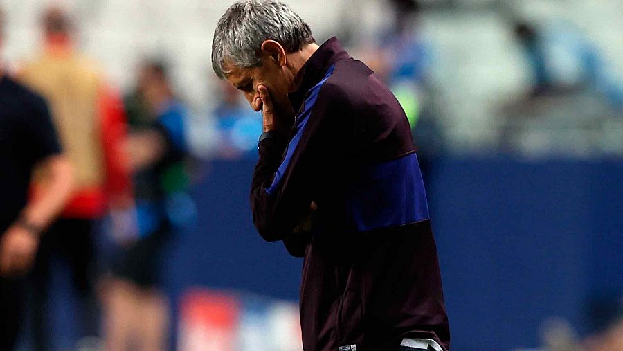 El entrenador del FC Barcelona, Quique Setién, cabizbajo durante el partido ante el Bayern.El entrenador del FC Barcelona, Quique Setién, durante el partido ante el Bayern