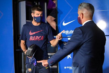 Piqué sale del autobús a la llegada del Barça a su hotel tras la derrota ante el Bayern